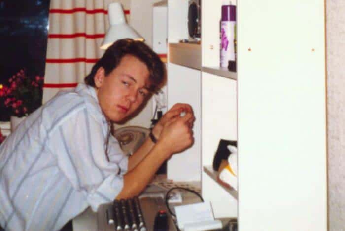 En av få bilder av mig i mitt pojkrum, med min Commodore 64 på skrivbordet.